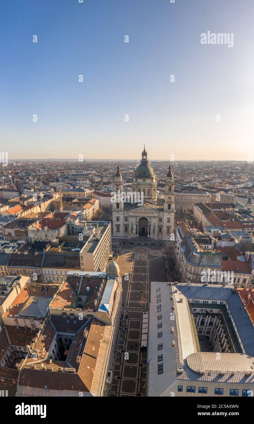 Foto aerea del drone della Basilica di Santo Stefano con piazza vuota nell'alba di Budapest Foto Stock