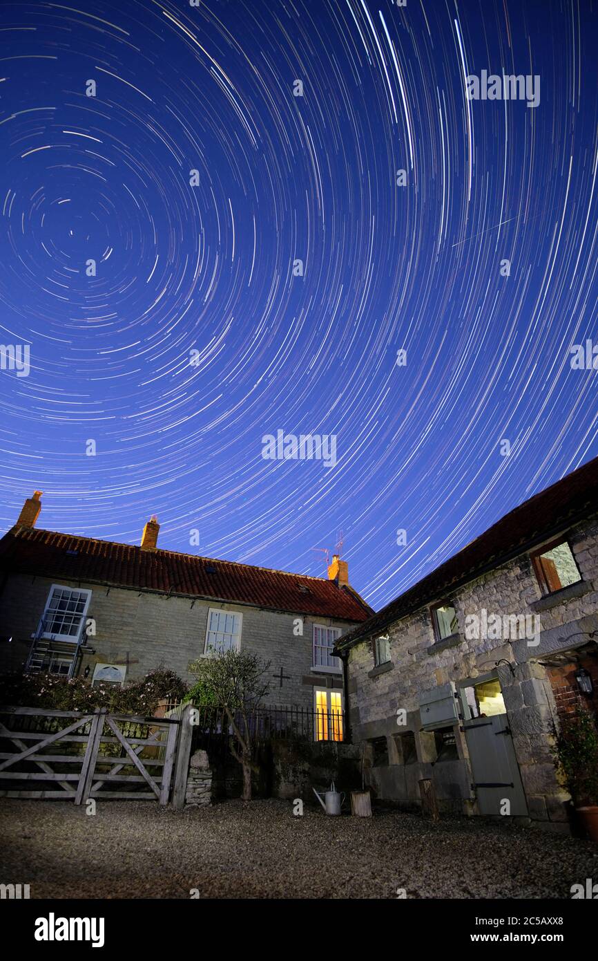 Star Trails su una tradizionale casa dello Yorkshire. Foto Stock