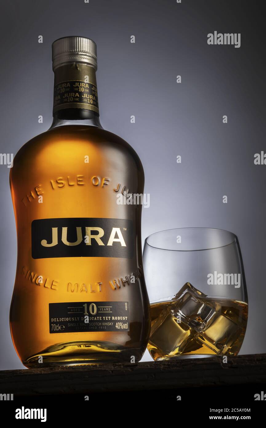 Jura 10 anni bottiglia di whiskey e vetro Foto Stock
