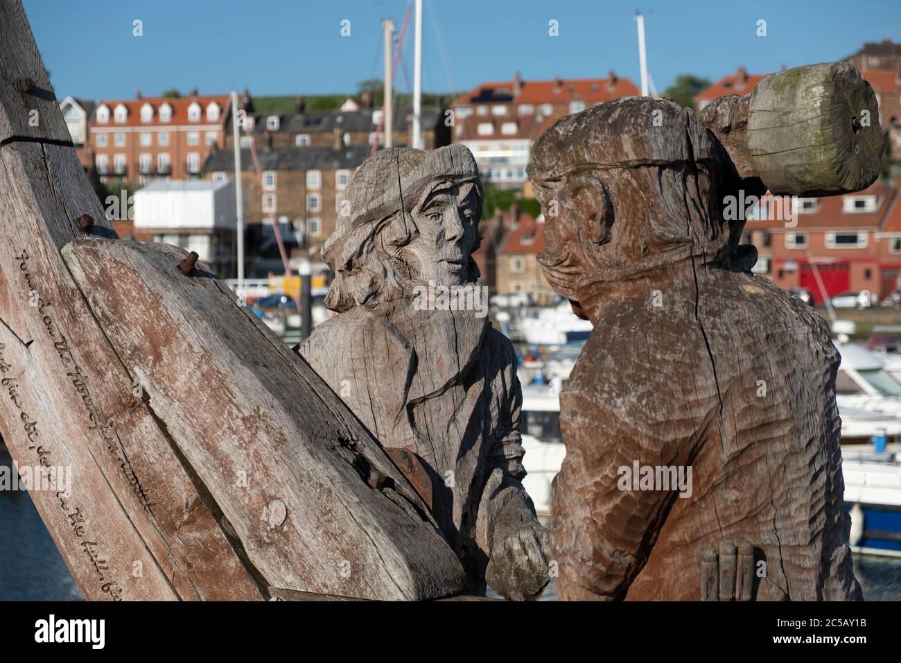 Scultura in legno scolpita nel cantiere navale di Fisherburn, Whitby, North Yorkshire. Sul luogo dove furono costruite le navi del Capitano Cooks. Foto Stock