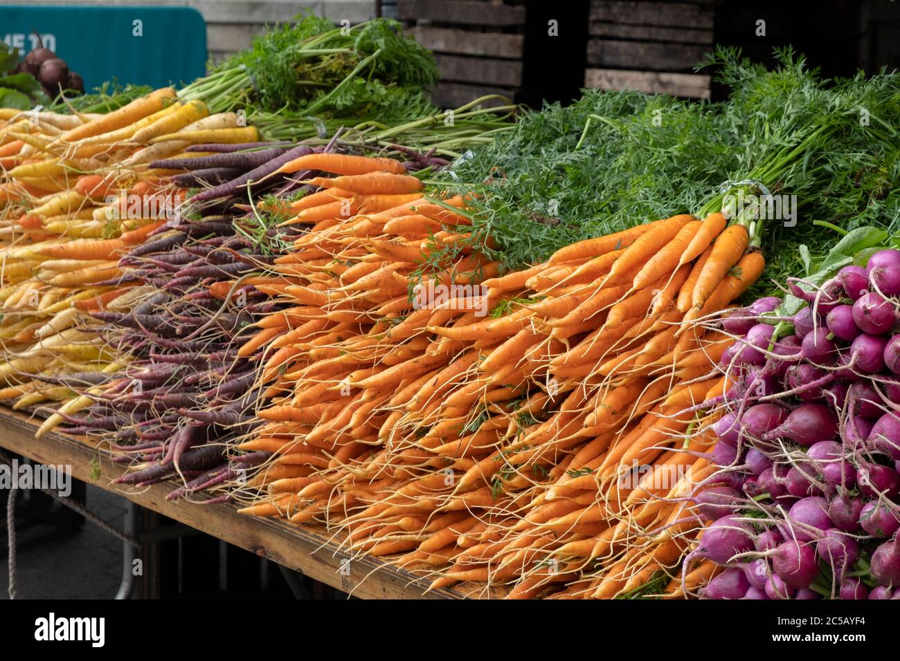 Verdure fresche in bancarella di mercato Foto Stock