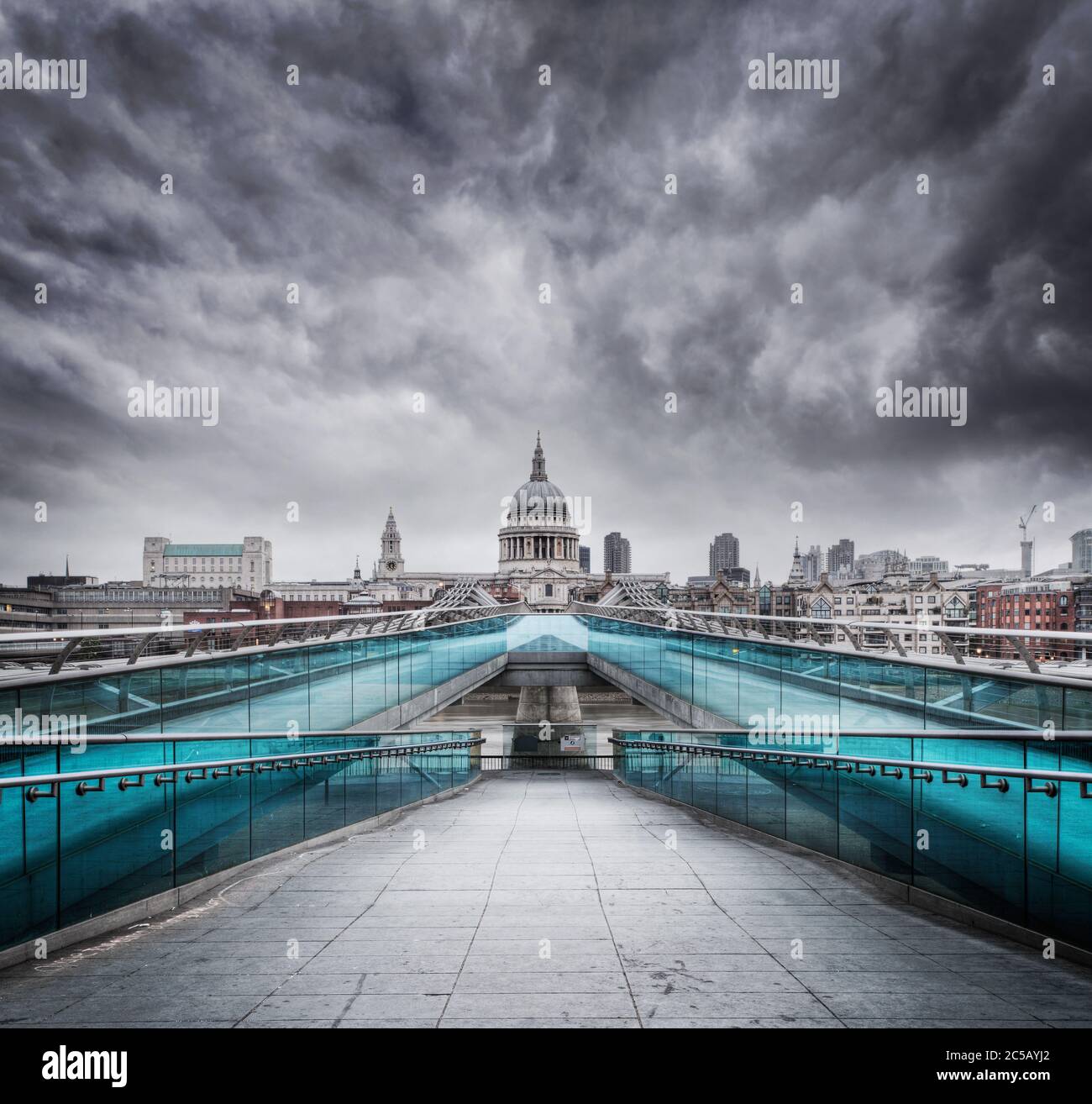 London Millennium Bridge, sostituito cielo con cielo drammatico Foto Stock