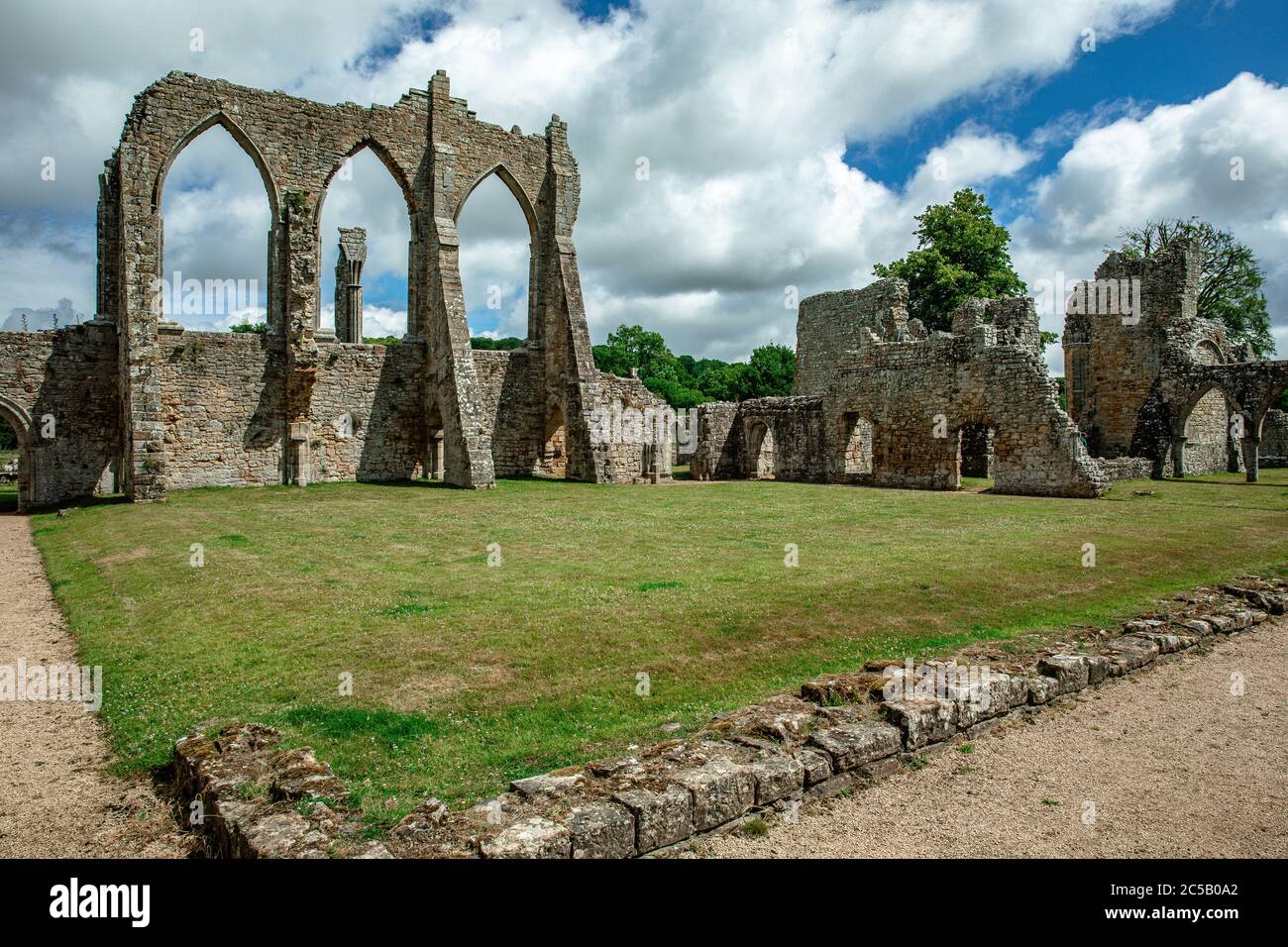 Rovine di Bayham Abbey, East Sussex, Inghilterra, Regno Unito - chiesa, capitolo casa e gatehouse Foto Stock