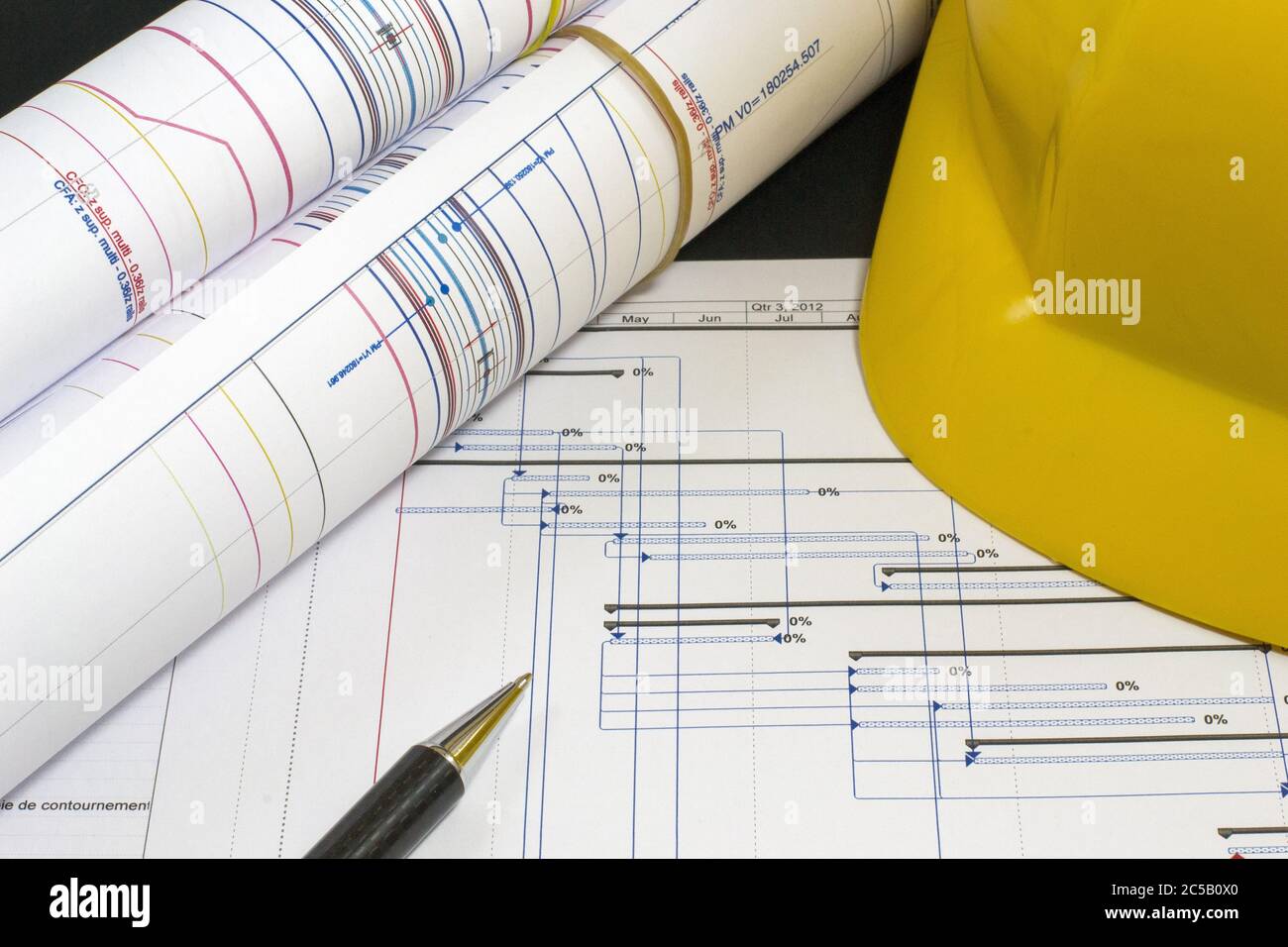 Pianificazione dei progetti di costruzione, concetto di gestione, pianificazione della mappa gantt, progetti, casco, calcolatrice diversi strumenti di gestione Foto Stock