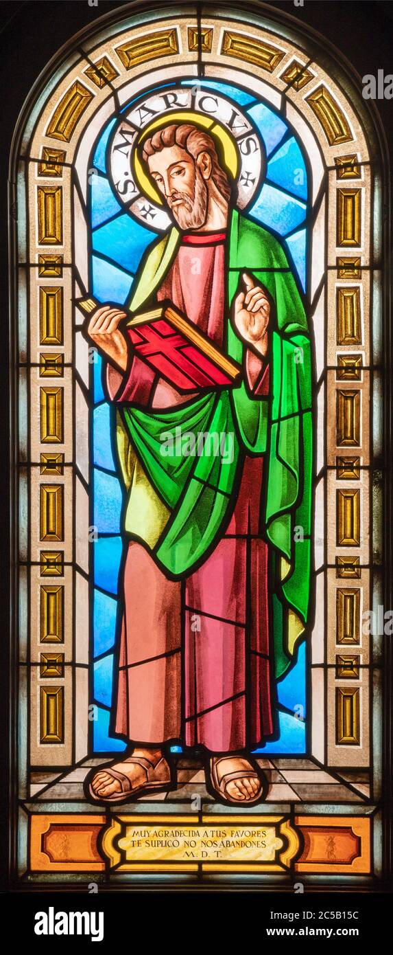BARCELLONA, SPAGNA - 3 MARZO 2020: San Marco l'evangelista sulla vetrata nella chiesa Nuestra Senora del Sagrado Corazon. Foto Stock