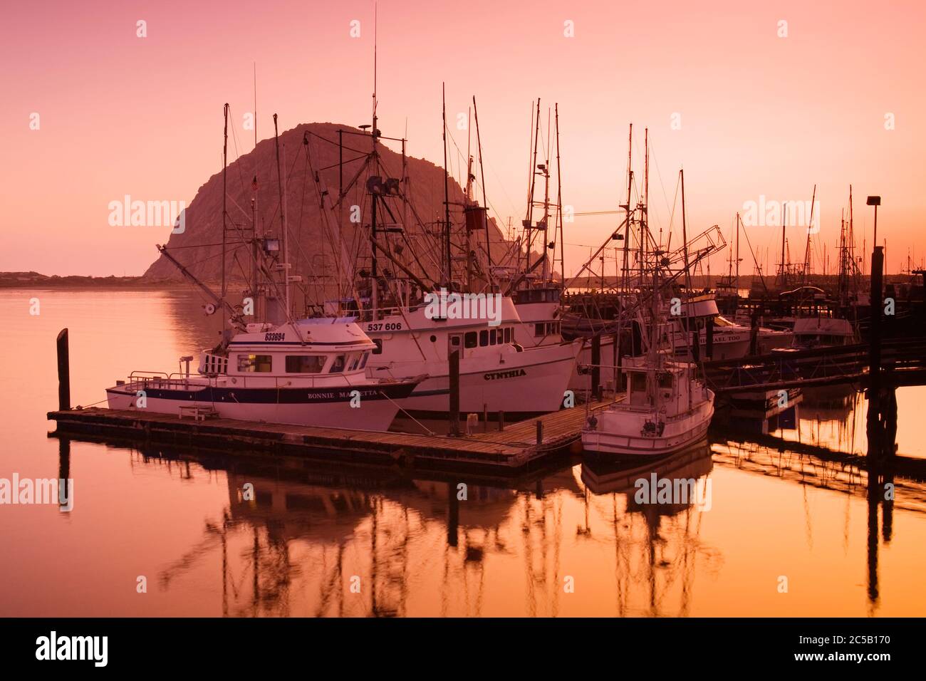 Barche da pesca & roccia di Morro, città di Morro Bay, San Luis Obispo County, California, Stati Uniti Foto Stock