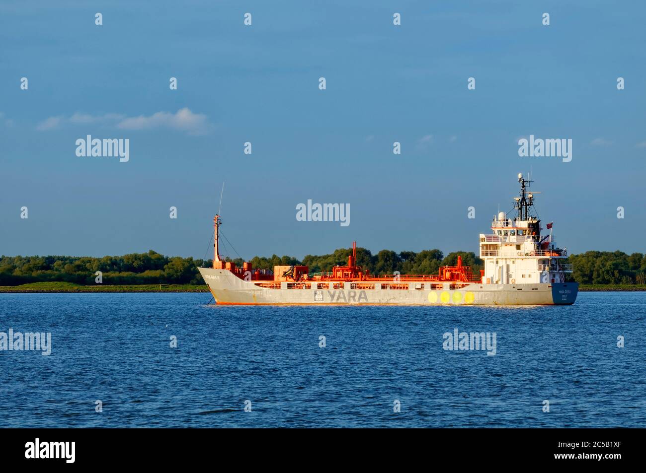 Petroliera 'Yara gas II' sul fiume Elba vicino a Twielenfleth, distretto di Stade, bassa Sassonia, Germania Foto Stock