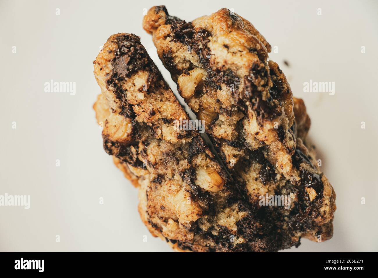 Primo piano dell'interno di due biscotti di farinata d'avena al cioccolato fondente pezzi su sfondo bianco Foto Stock