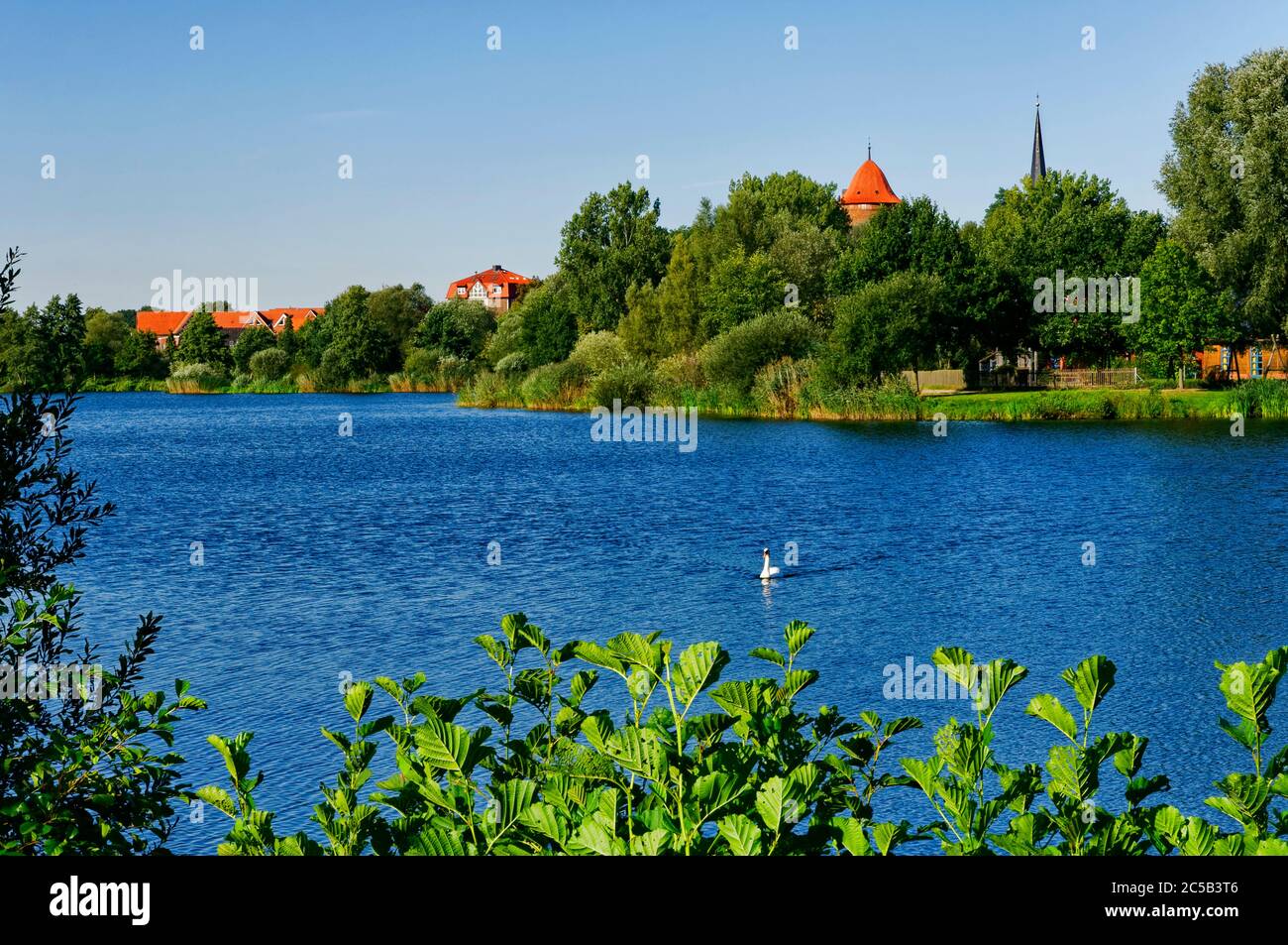 Dannenberg (Elbe): Vista su Thielenburger vedere sulla torre Waldemar e campanile della chiesa di San Giovanni, quartiere di Lüchow-Dannenberg, bassa Sassonia Foto Stock