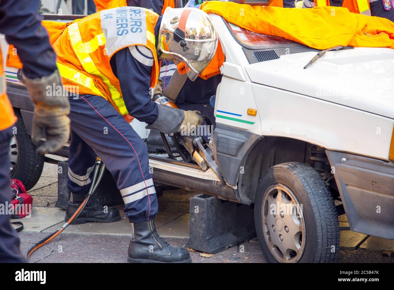 Team di soccorso che lavora dopo un incidente d'auto Foto Stock