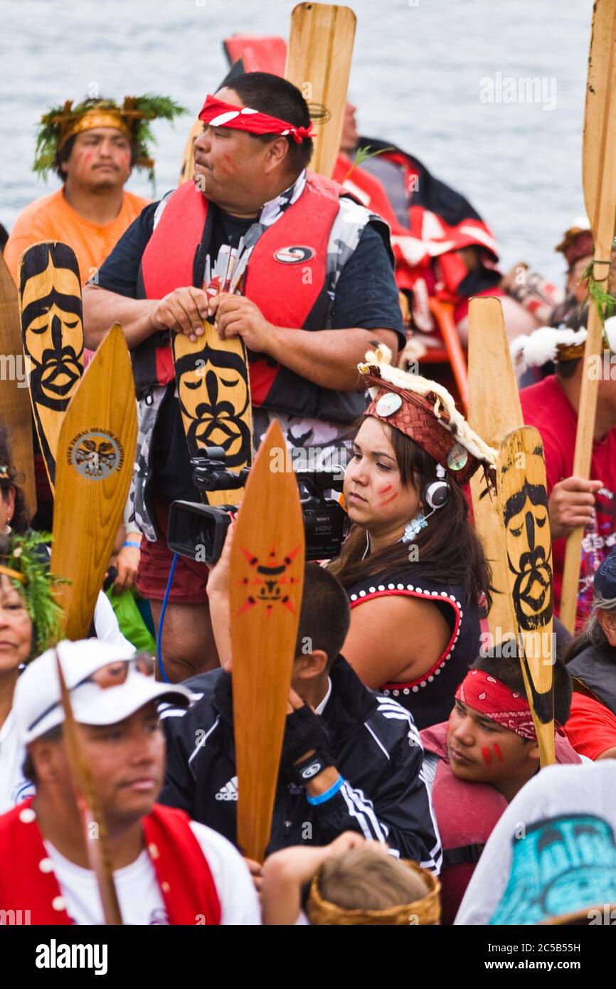 Membri indigeni tribali che arrivano in canoa per partecipare a una grande celebrazione culturale Foto Stock