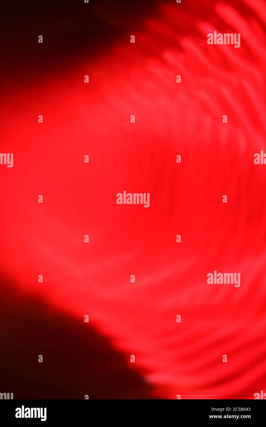Immagine verticale di strati di luce sfalsati e rifrangenti-effetti di luce vortex Foto Stock