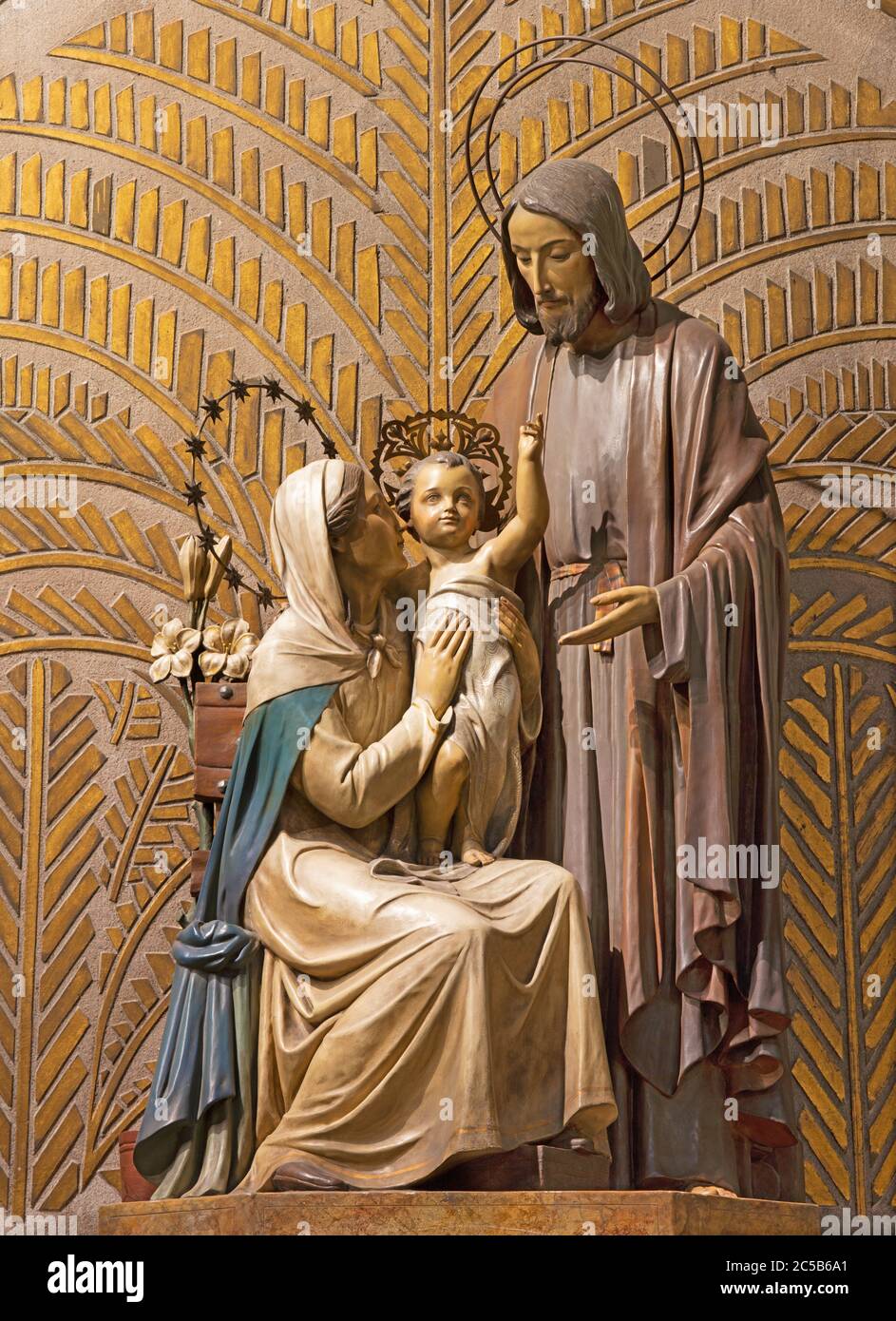BARCELLONA, SPAGNA - 3 MARZO 2020: La Sacra Famiglia scolpito gruppo scultoreo nel chruch Parroquia Santa Teresa de l'Infant Gesù dal 20. Foto Stock