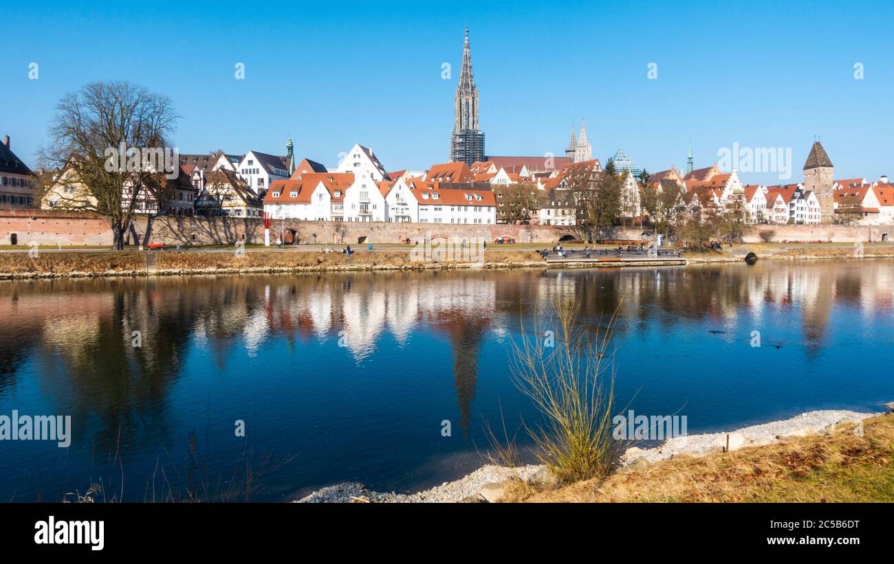 Foto panoramica della famosa cattedrale della città tedesca di Ulm Foto Stock