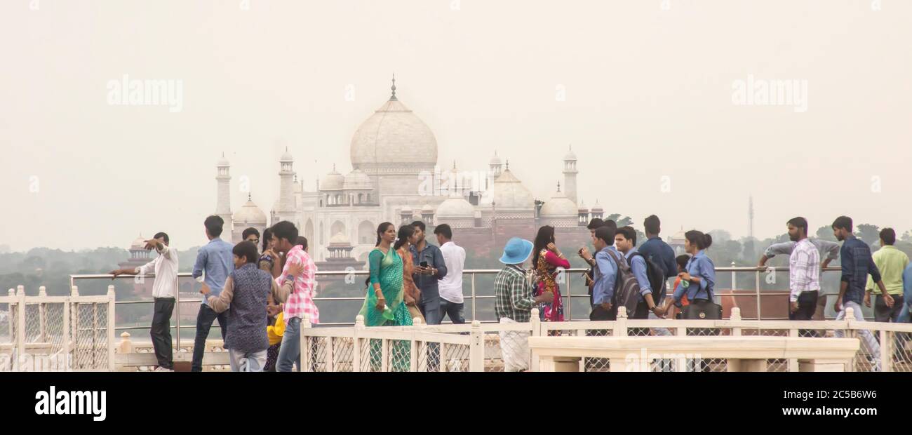 La gente guarda il Mausoleo Taj Mahal dal Forte Rosso, Agra, Uttar Pradesh, India Foto Stock