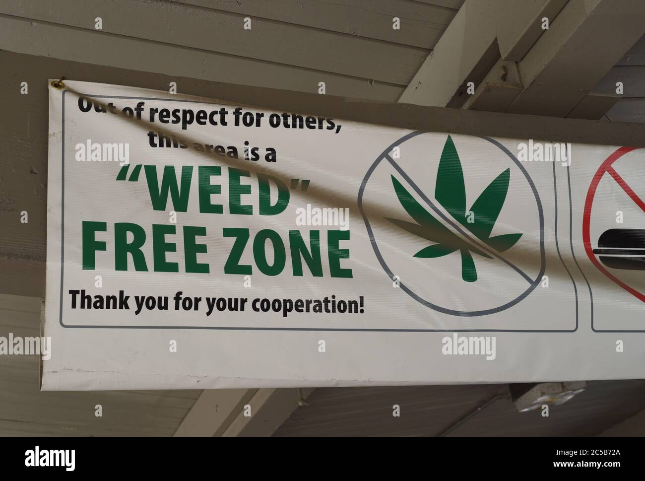 Un cartello che indica che la zona è una "zona libera di Weed", che indica che la marijuana non dovrebbe essere fumata lì. C Foto Stock