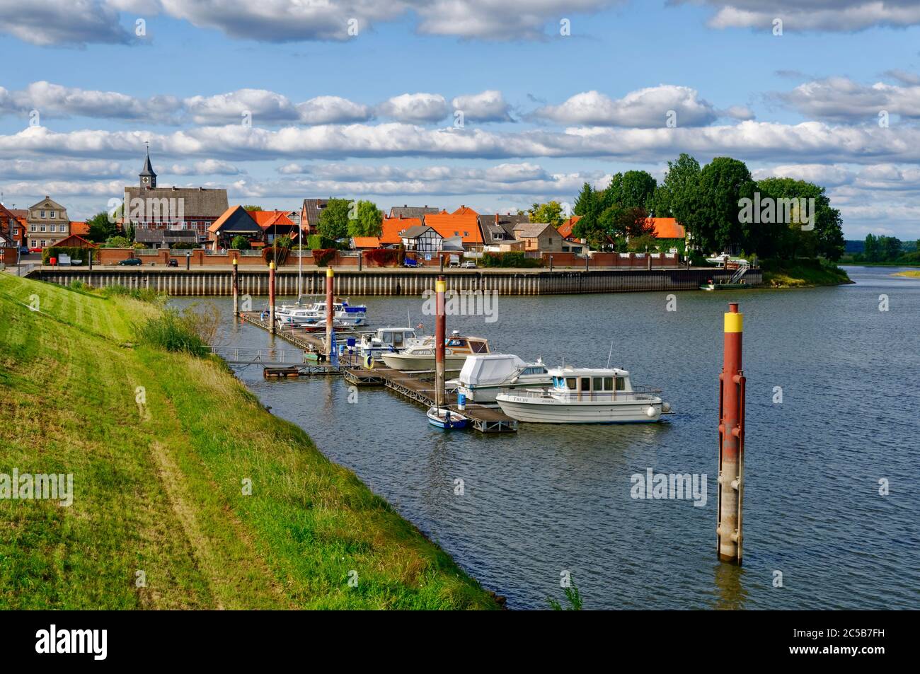 Schnackenburg sul fiume Elba: Vista sul porto, quartiere Lüchow-Dannenberg, bassa Sassonia, Germania Foto Stock