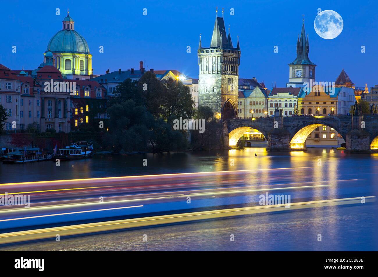 Ponte Carlo di notte, Praga, Repubblica Ceca. Foto Stock