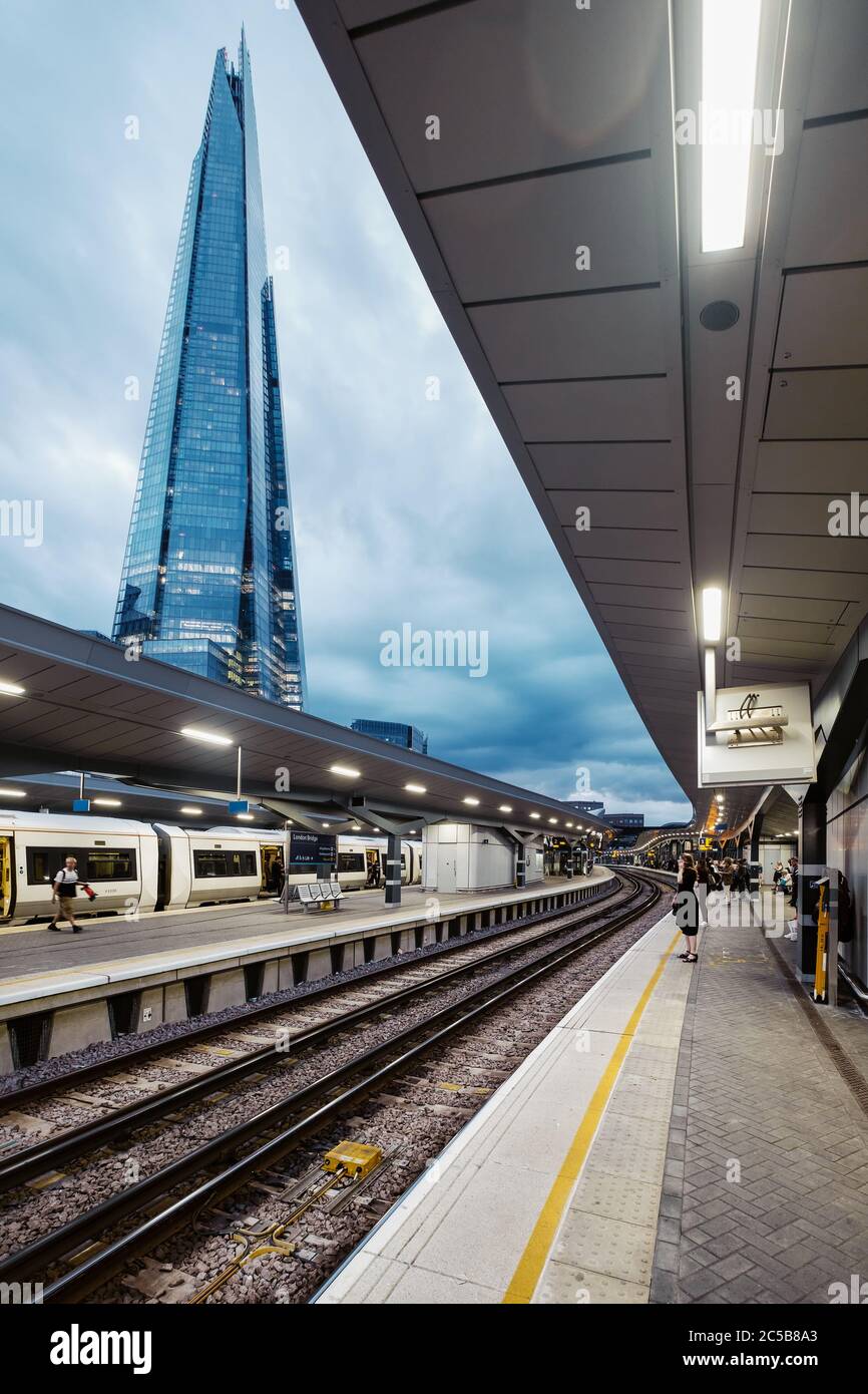 La stazione di London Bridge offre una vista sul grattacielo Shard in una tipica giornata nuvolosa a Londra Foto Stock