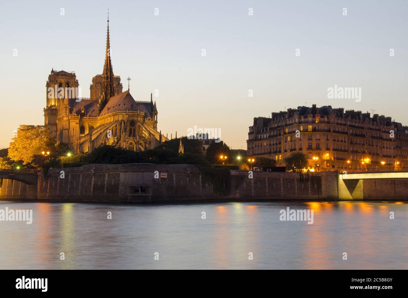 Cattedrale di Notre-Dame di notte, Parigi, Francia Foto Stock Cattedrale di Notre-Dame di notte, Parigi, Francia Foto Stock