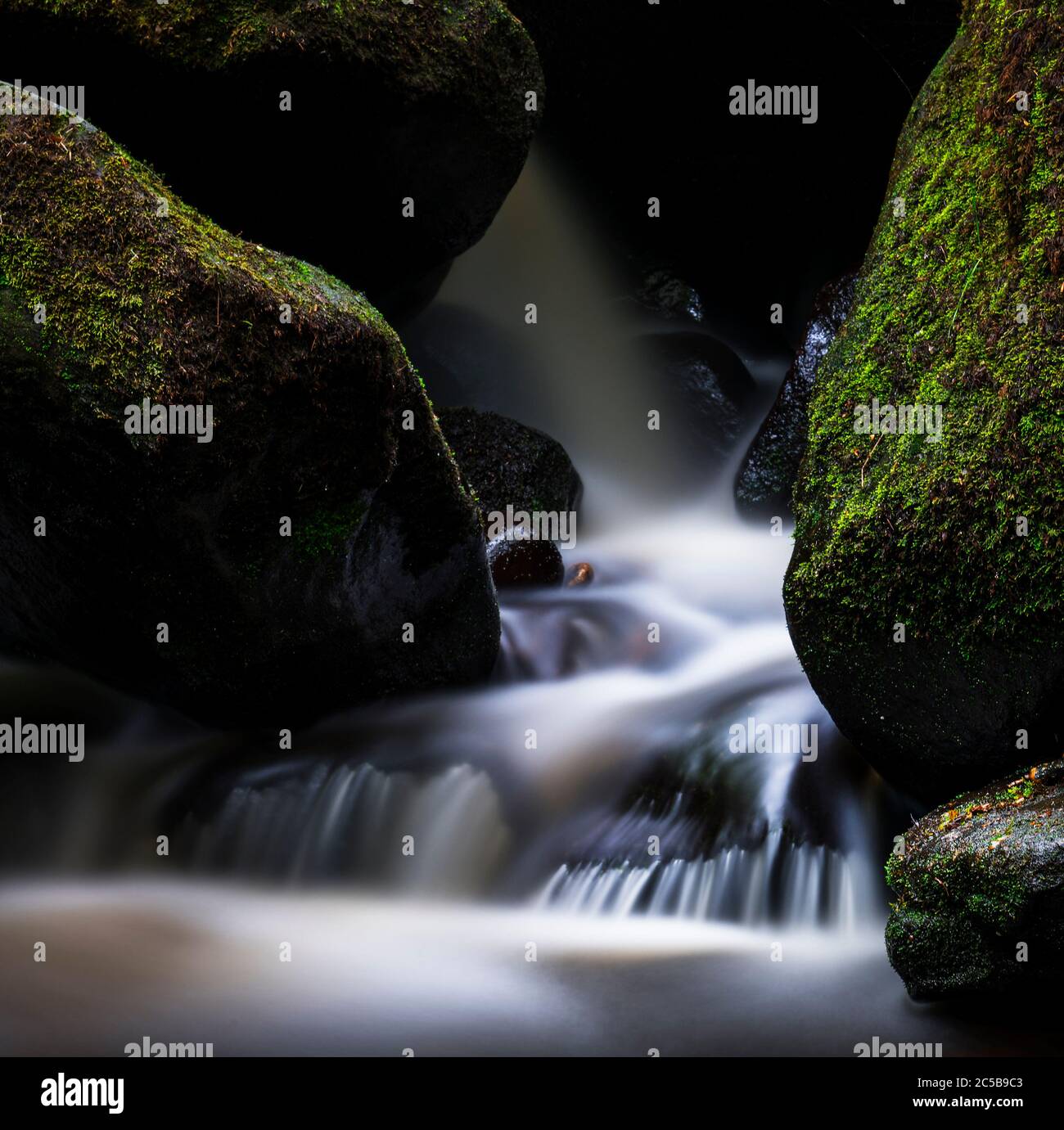 Immagine a lunga esposizione di una piccola cascata sul fiume a Padley Gorge nel Peak District, Derbyshire, Inghilterra. Foto Stock