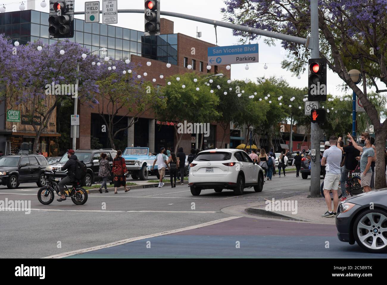 West Hollywood, CA/USA - 29 maggio 2020: I dimostranti Black Lives Matter marchcing su Santa Monica Boulevard dal gay Pride Rainbow Crosswalk Foto Stock