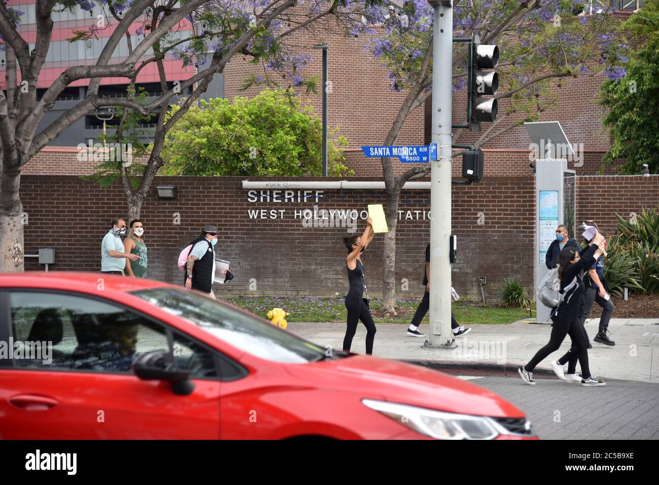 West Hollywood, CA/USA - 29 maggio 2020: I manifestanti Black Lives Matter marchcano su Santa Monica Boulevard dall'ufficio dello Sheriff Foto Stock