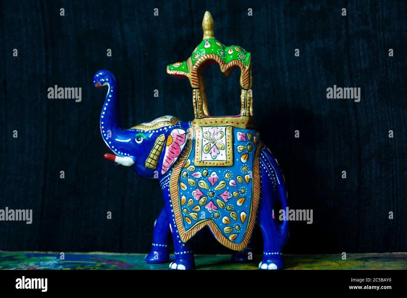 Rajasthani Artigianato pesante lavoro fatto a mano Ambabari Elephant Sawari di King Lucky fascino multicolore con finitura pulita Foto Stock