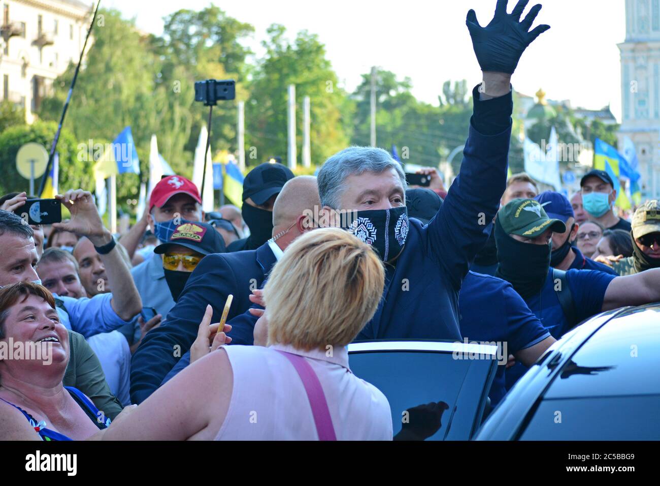 Kiev, Ucraina - 1 luglio 2020: Ex presidente e attuale deputato popolare dell'Ucraina Petro Poroshenko tra i sostenitori. Foto Stock