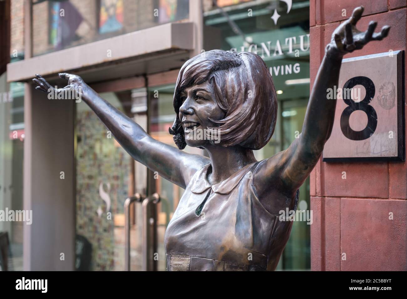 Statua di Cilla Black fuori dal Cavern Club a Mathew Street a Liverpool Foto Stock