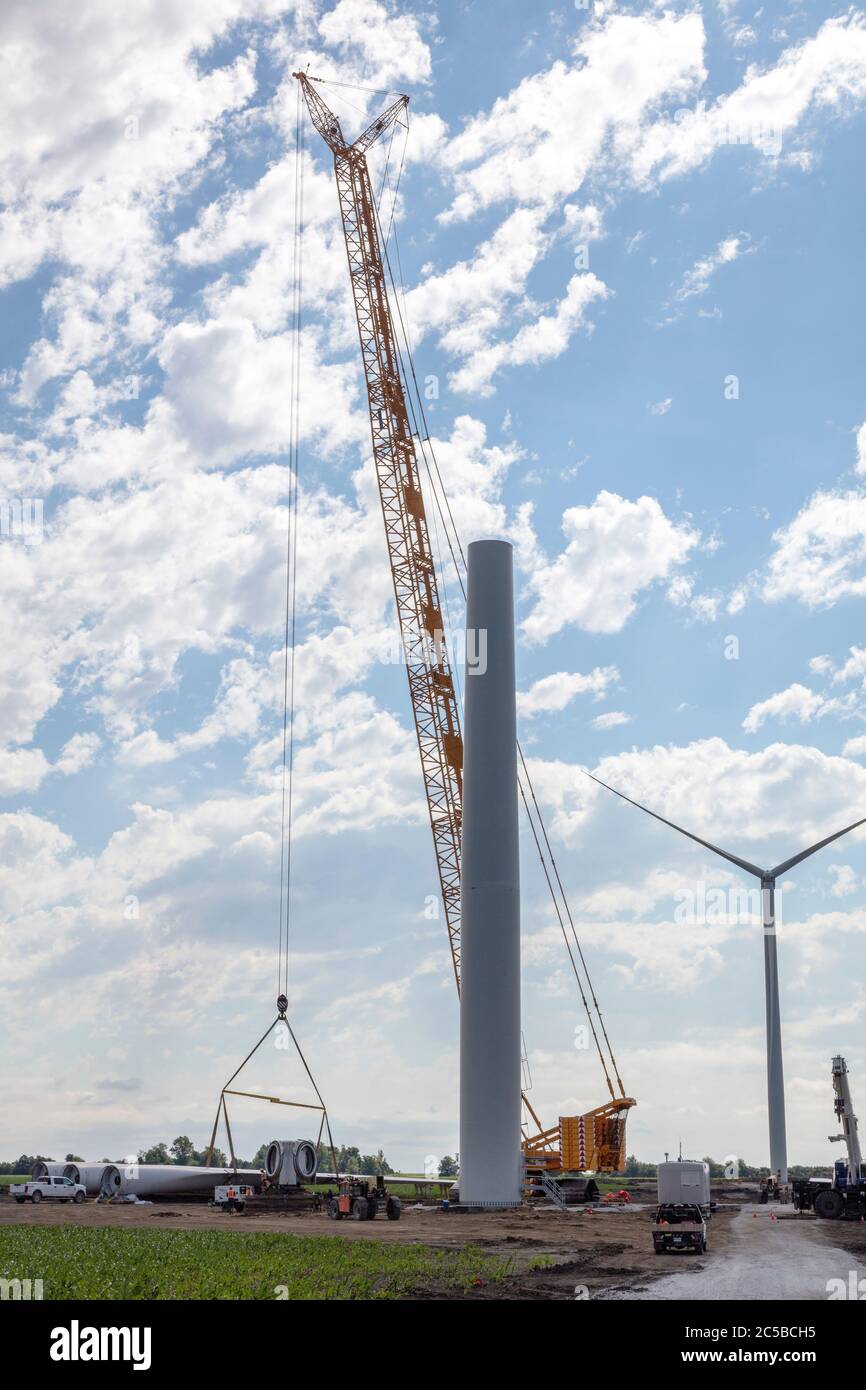 Costruzione di turbine eoliche, Indiana, USA, di James D Coppinger/Dembinsky Photo Assoc Foto Stock