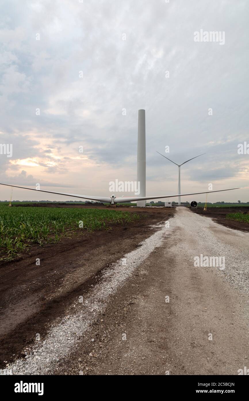 Costruzione di turbine eoliche, Indiana, USA, di James D Coppinger/Dembinsky Photo Assoc Foto Stock