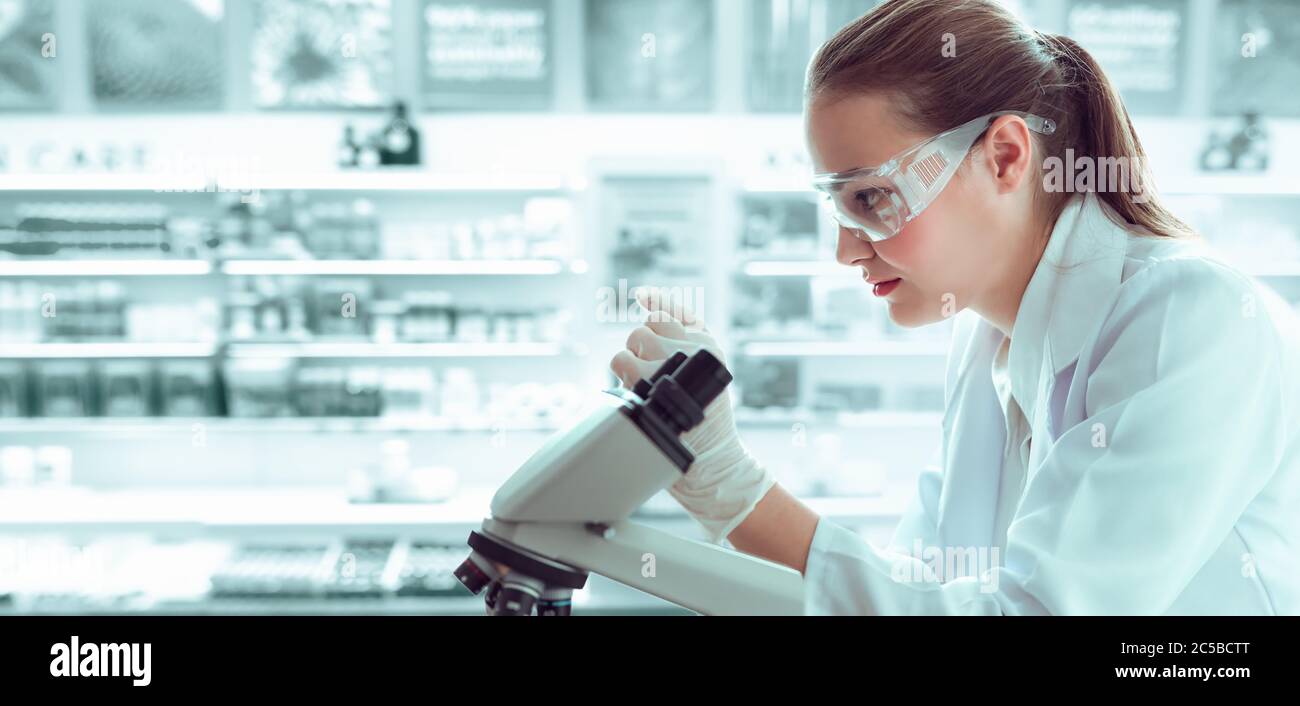 Ricercatore medico utilizzando microscopio in laboratorio, specialista di  medicina studiare e sperimentare Anti Virus farmaceutico con microscopia  Foto stock - Alamy