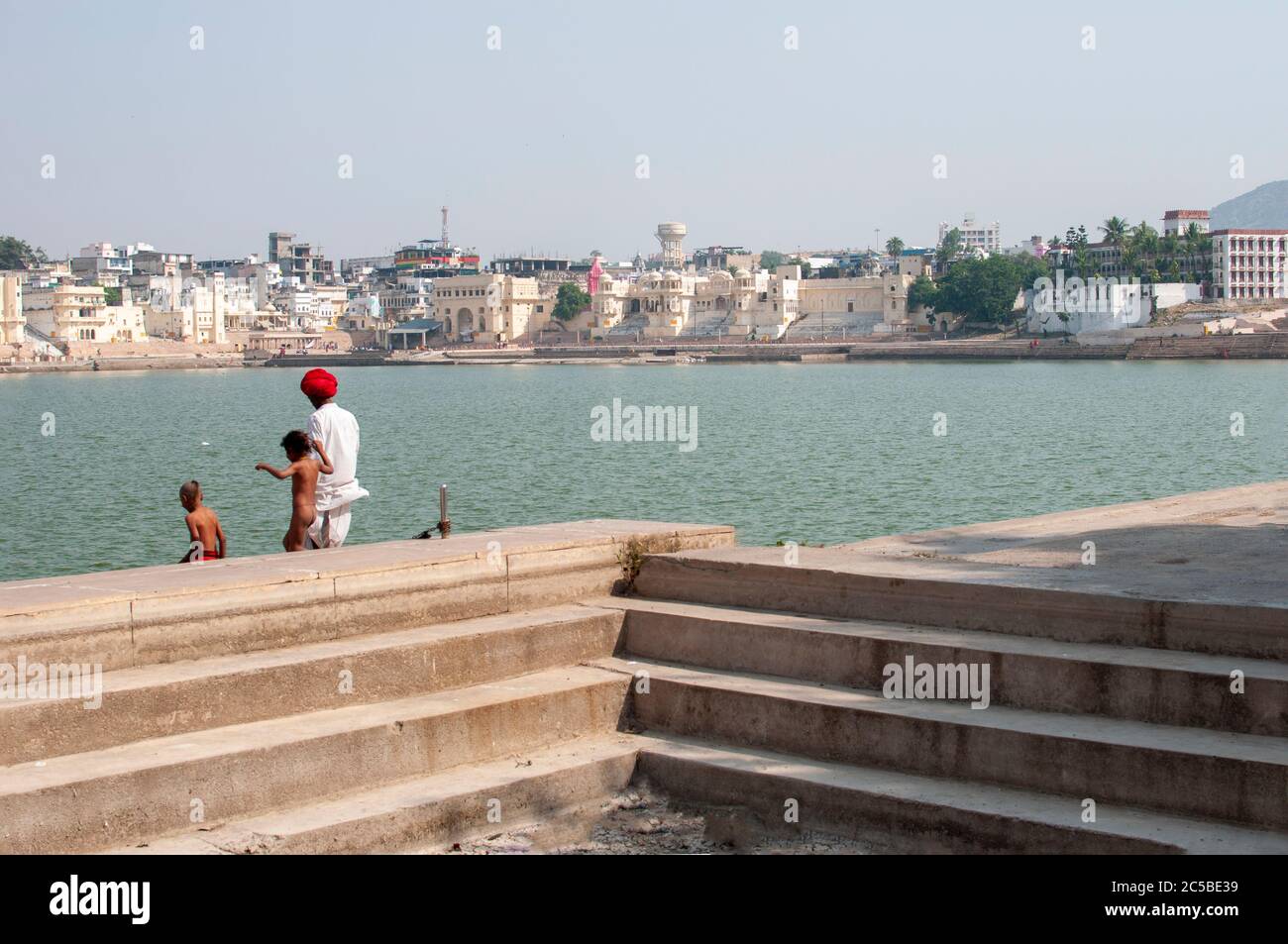Pushkar Lake o Pushkar Sarovar è un lago sacro degli Indù si trova nella città di Pushkar, nel distretto di Ajmer, nello stato del Rajasthan Foto Stock