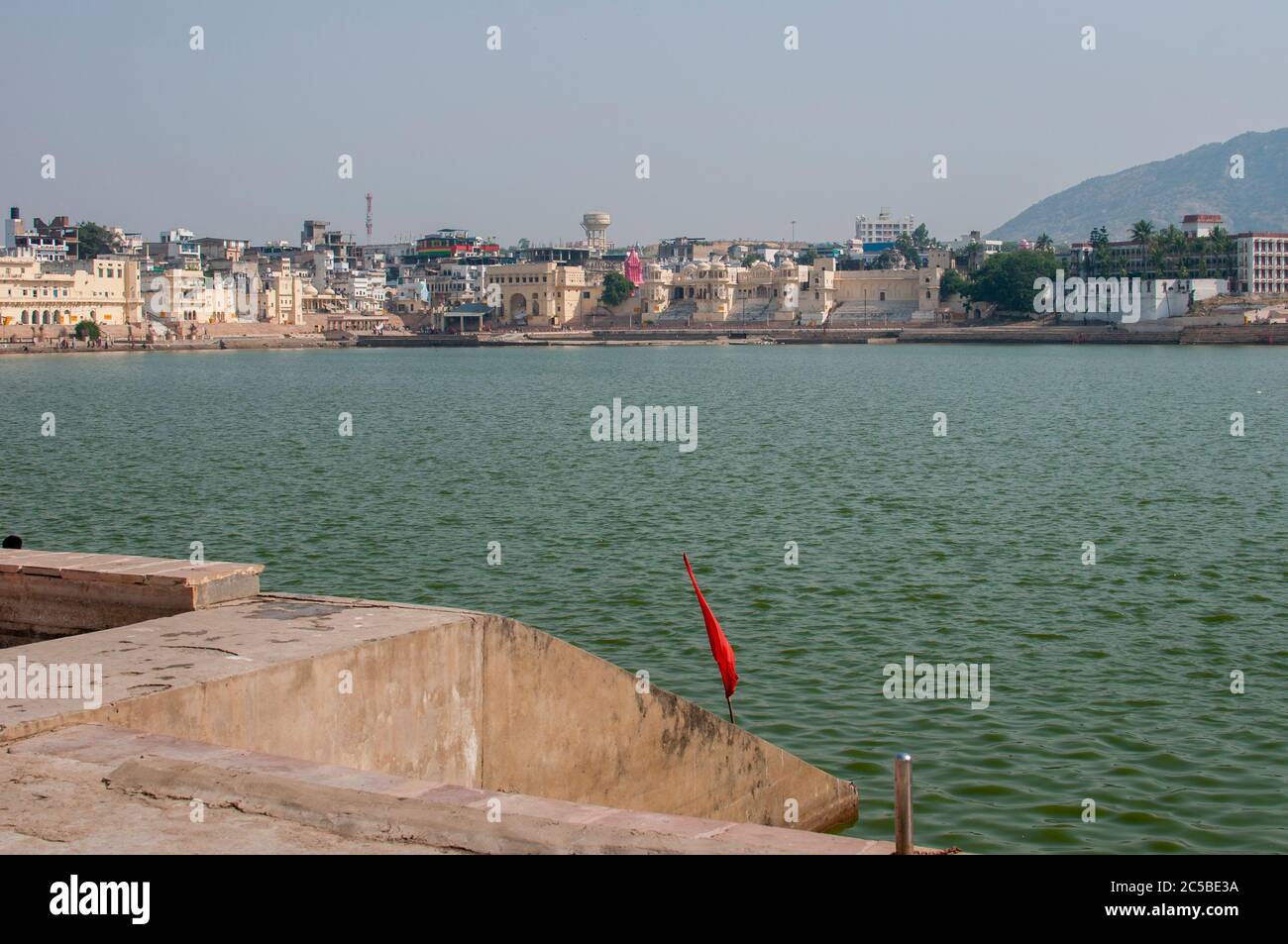 Pushkar Lake o Pushkar Sarovar è un lago sacro degli Indù si trova nella città di Pushkar, nel distretto di Ajmer, nello stato del Rajasthan Foto Stock