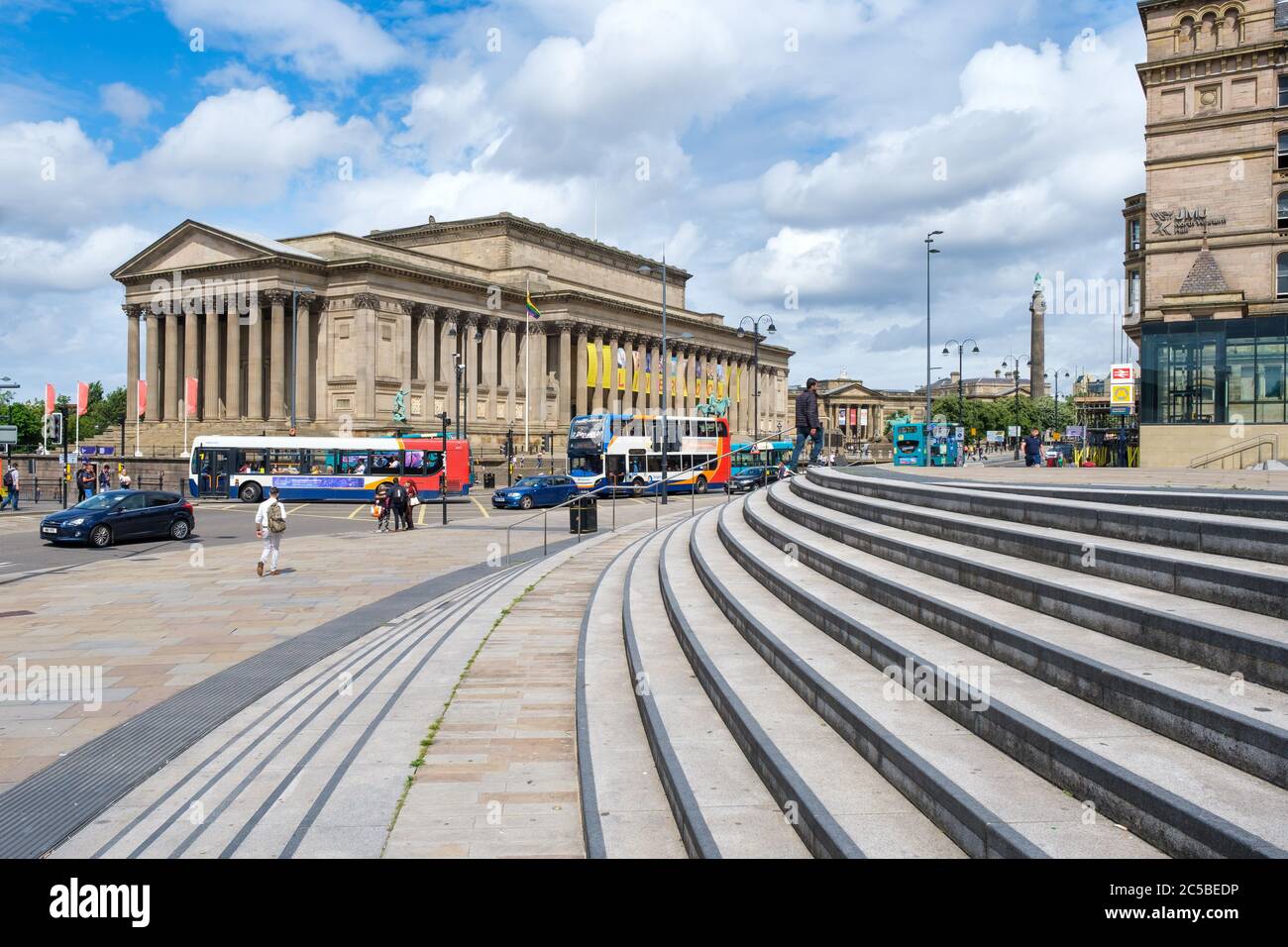 Scena di strada a Liverpool con una vista della St George's Hall dalla stazione di Lime Street Foto Stock