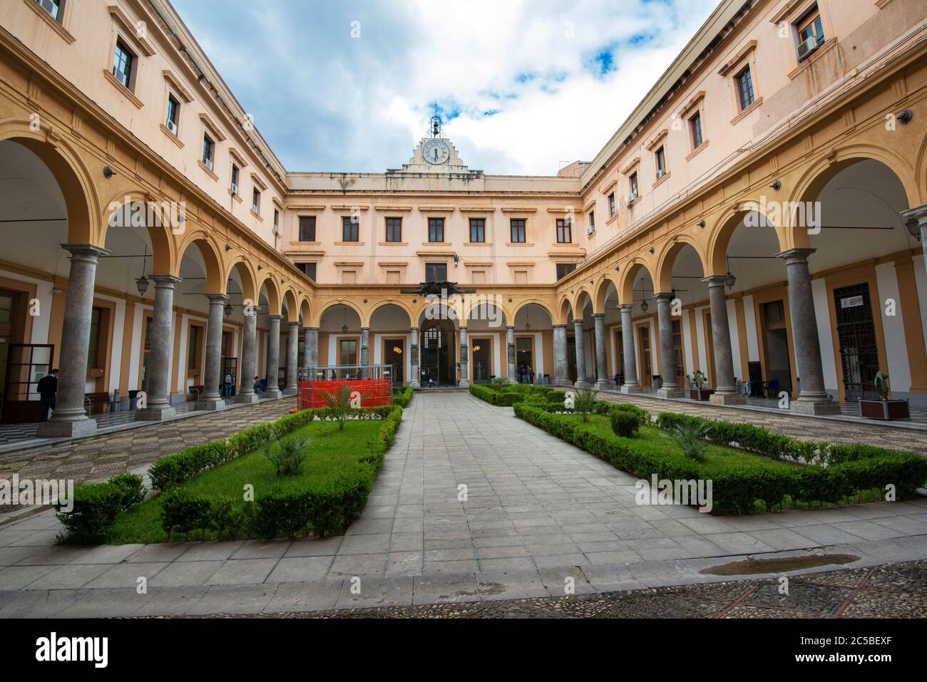 Migliore Università Di Giurisprudenza In Italia Architettura Normanno Romanica Immagini e Fotos Stock - Alamy