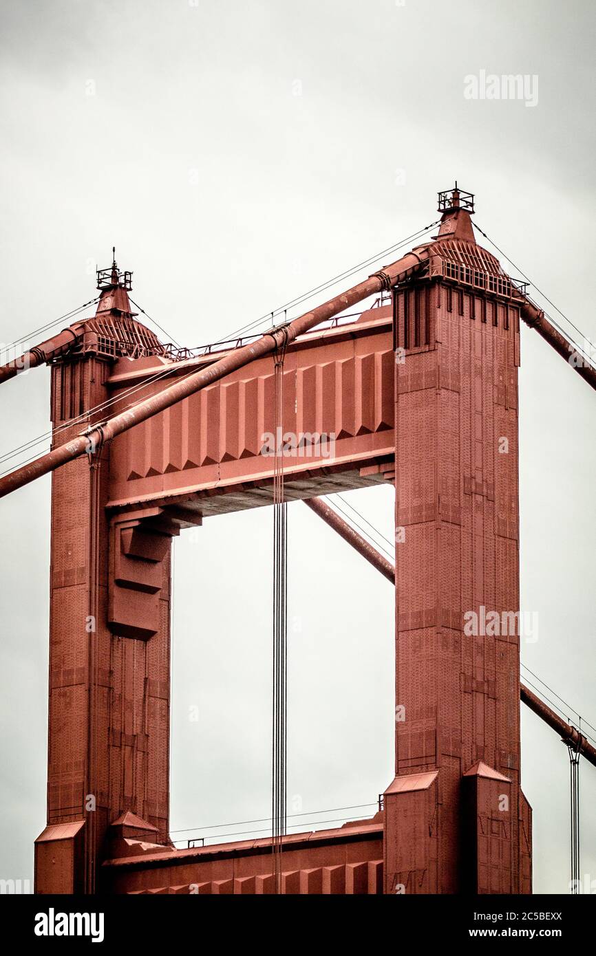 Summit of the Northern Tower of the Golden Gate Bridge, US 101, San Francisco, California. Foto Stock