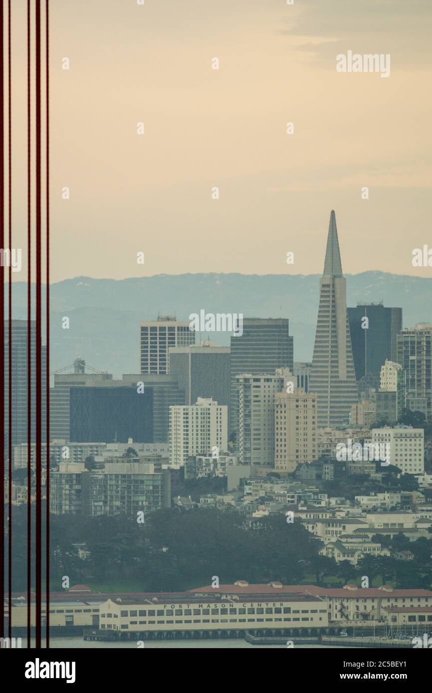 Vista frizzante di San Francisco dal Golden Gate Bridge con cavi ponte che formano strisce verticali in primo piano. Foto Stock