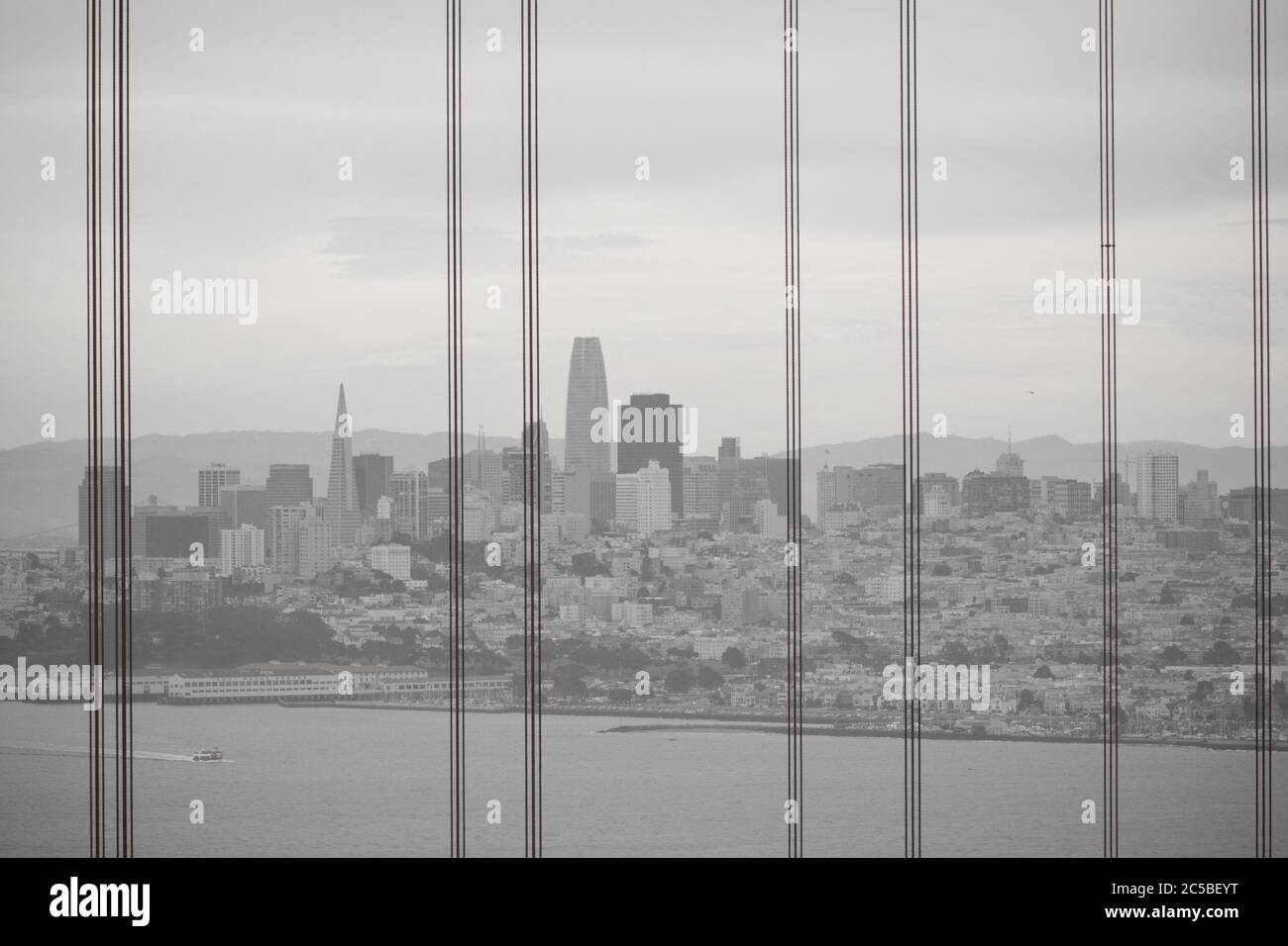 Vista frizzante di San Francisco dal Golden Gate Bridge con i cavi del ponte in primo piano. Embarcadero Center, Salesforce Tower, Transamerica Pyramid. Foto Stock
