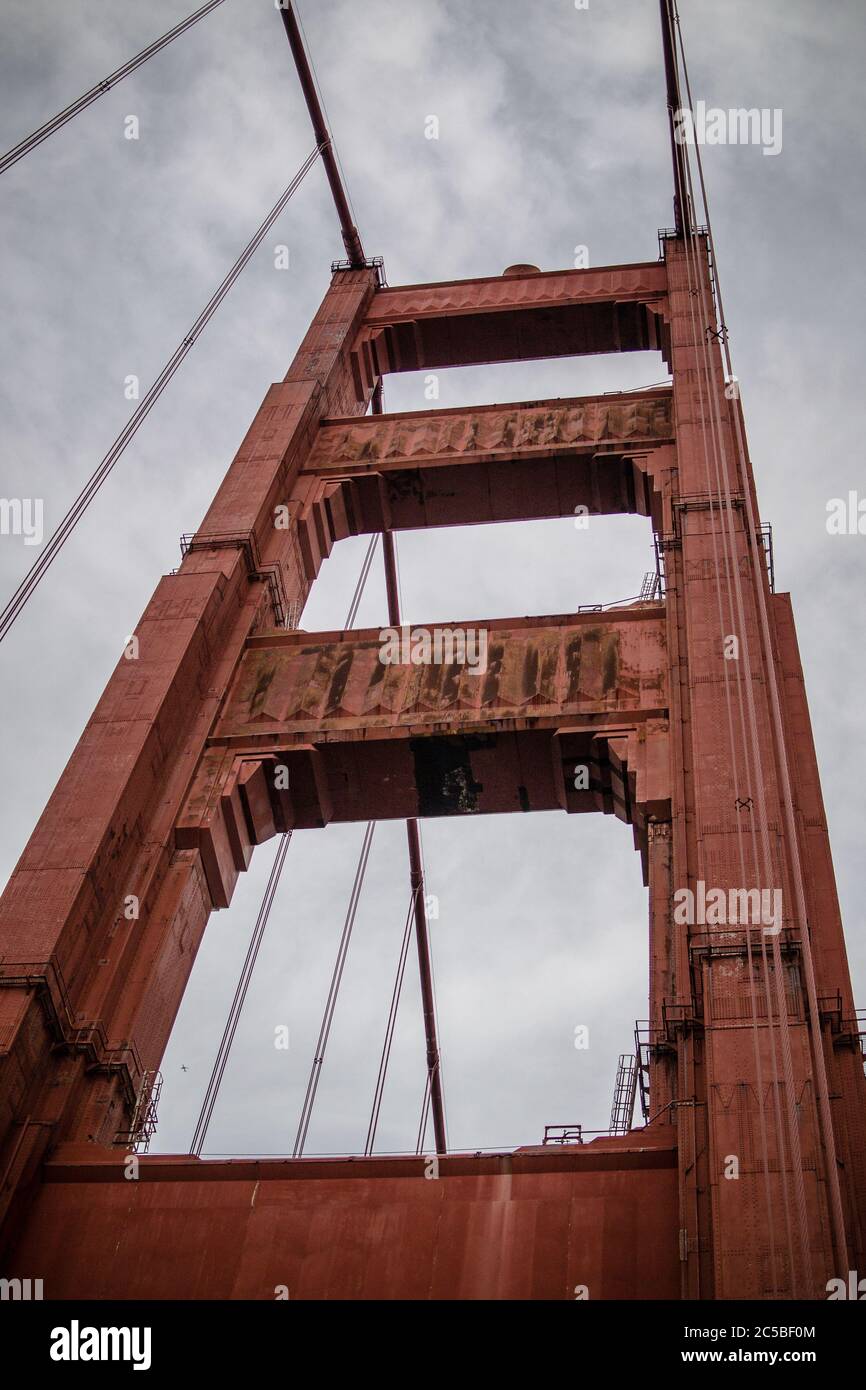 Guardando verso la PG&e Tower, il Golden Gate Bridge, San Francisco Foto Stock