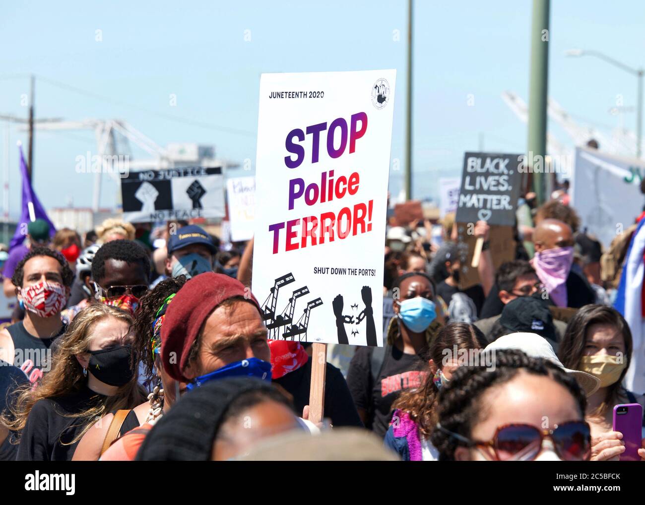 Oakland, CA - 19 giugno 2020: Lavoratori al porto di Oakland si sono radunati per Juneteicentee e chiedono la riforma della polizia. Migliaia di persone hanno marciato per le strade o Foto Stock