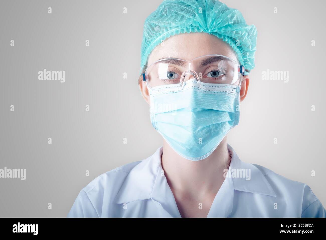 Medico medico chirurgico e cura della salute, Ritratto del medico chirurgo in apparecchiature DPI su sfondo isolato. Medicina Dottori femminili che indossano maschera facciale Foto Stock