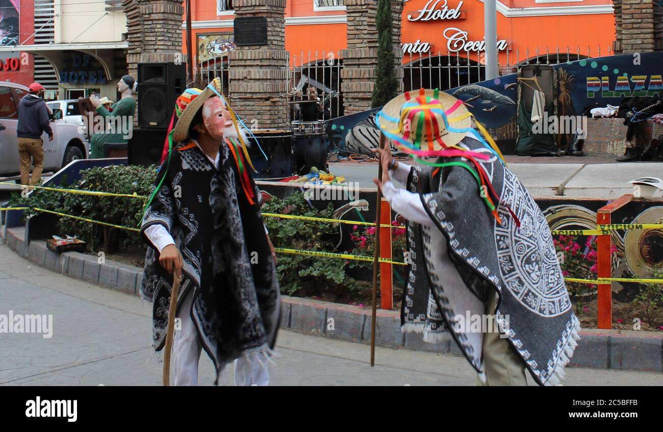 Gennaio/30/2014 uomini che fanno la danza tradizionale messicana. La danza degli anziani Foto Stock