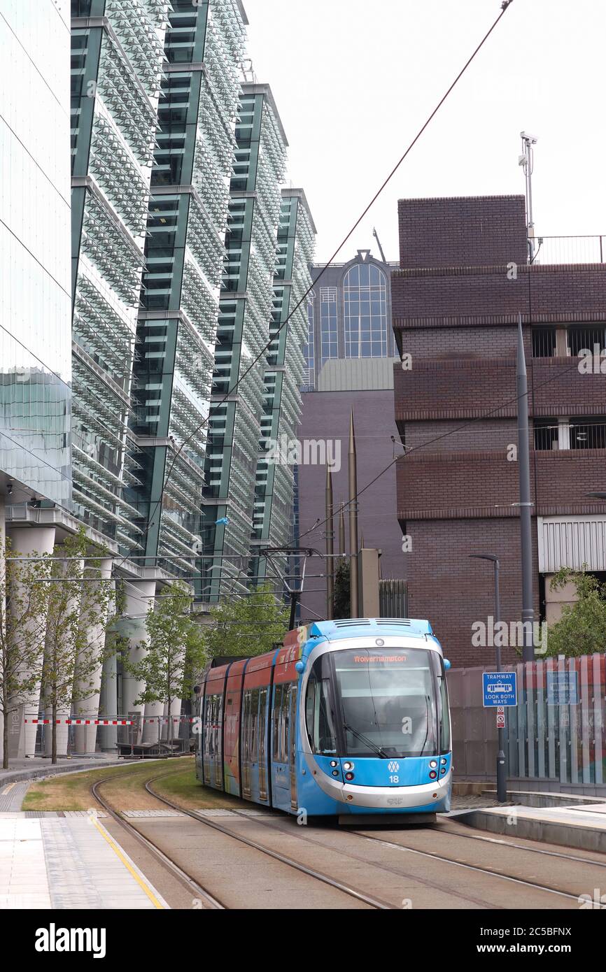 Un tram metropolitano che passa attraverso il nuovo sviluppo di Snowhill nel centro di Birmingham. Il tram/metro sta per arrivare alla stazione della metropolitana di St Chads, una nuova stazione aperta il 2020. Snowhill 3 è stato completato nel 2020 completando lo sviluppo a sinistra della foto. Foto Stock