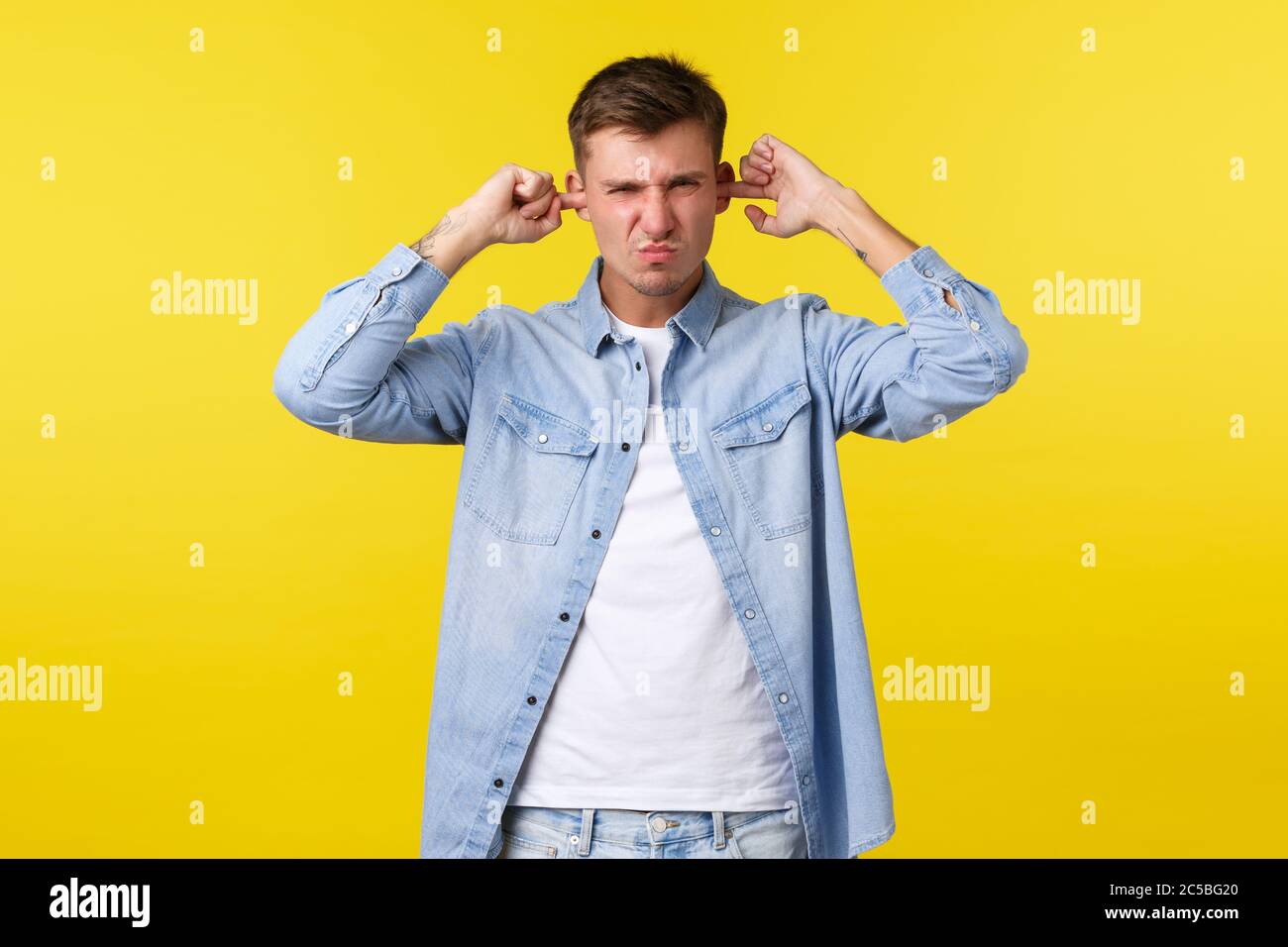Stile di vita, emozioni della gente e concetto di svago estivo. Un ragazzo infastidito che si lamentava e si preoccupava, chiuse le orecchie, non volevano ascoltare, non come rumoroso Foto Stock