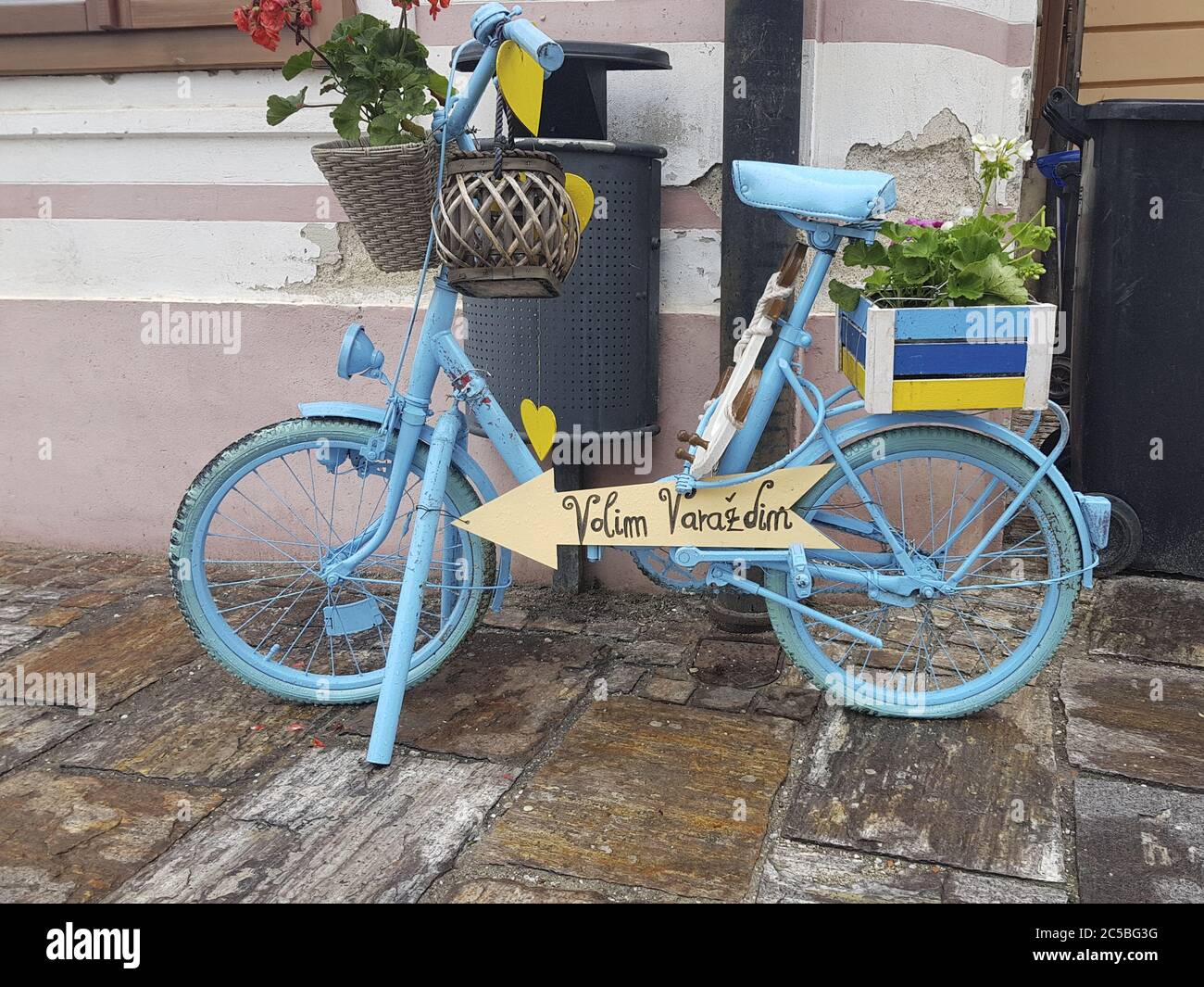 Bella vecchia bicicletta decorativa con fiori in pentole Foto Stock