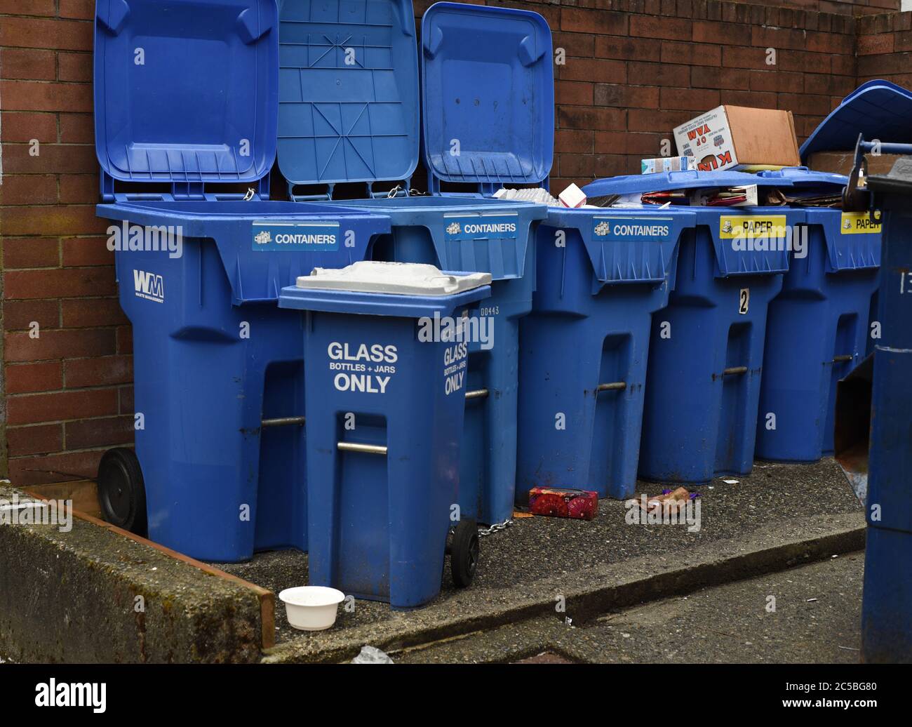 Contenitori per rifiuti e per il riciclaggio di oggetti come vetro e carta in un vicolo posteriore a Vancouver, British Columbia, Canada Foto Stock