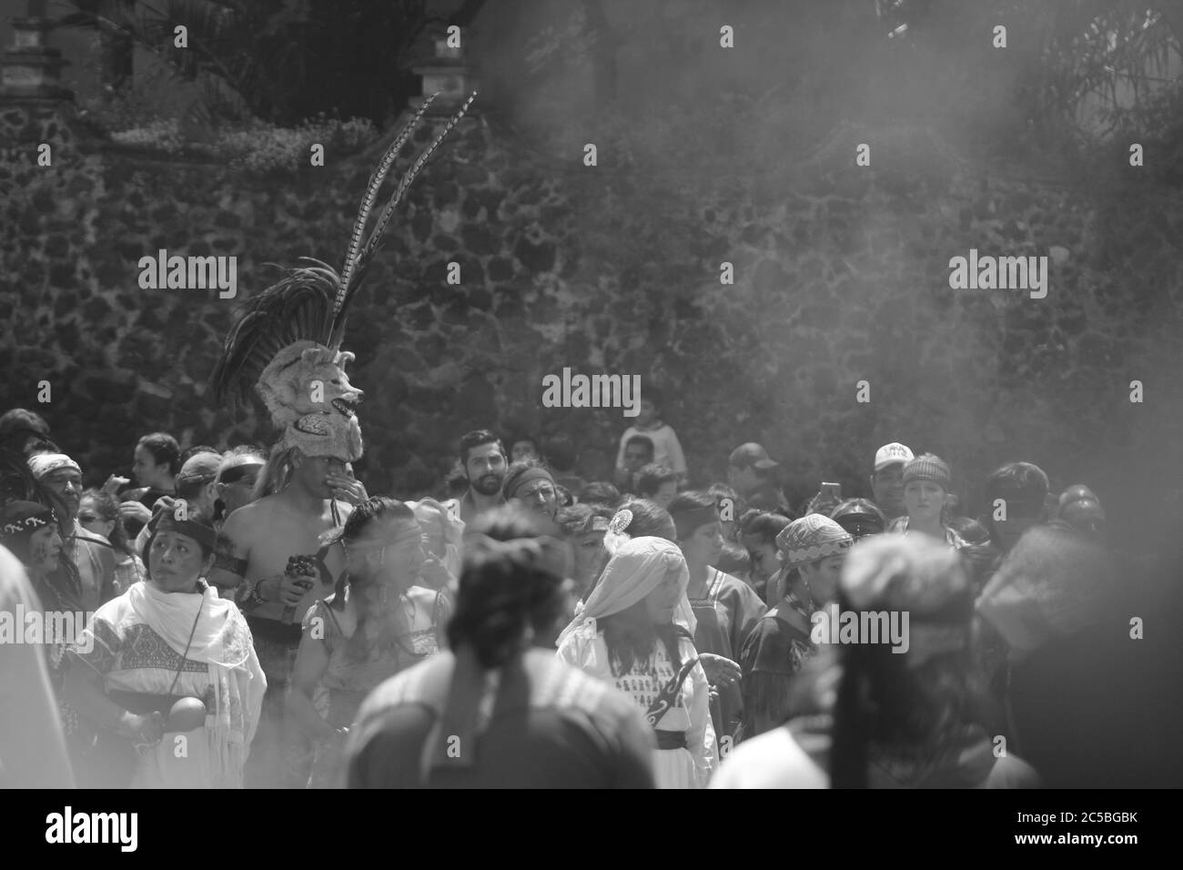 CITTÀ DEL MESSICO, MESSICO - Settembre / 22 / 2018 uomo indigeno in abbigliamento azteco Foto Stock
