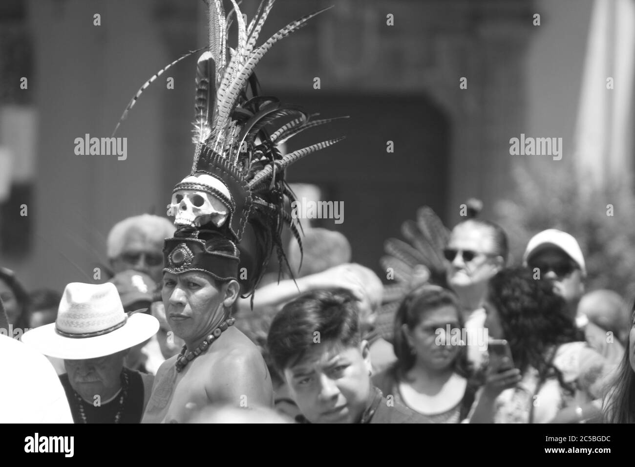 CITTÀ DEL MESSICO, MESSICO - Settembre / 22 / 2018 uomo indigeno con abiti azteco e plume con cranio umano Foto Stock